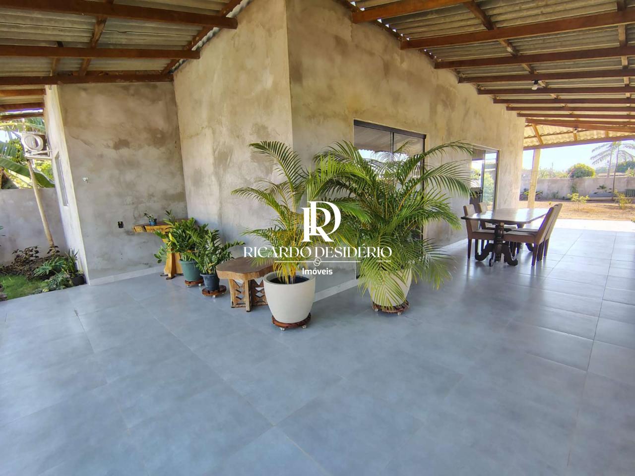 CASA COM TERRENO AMPLO