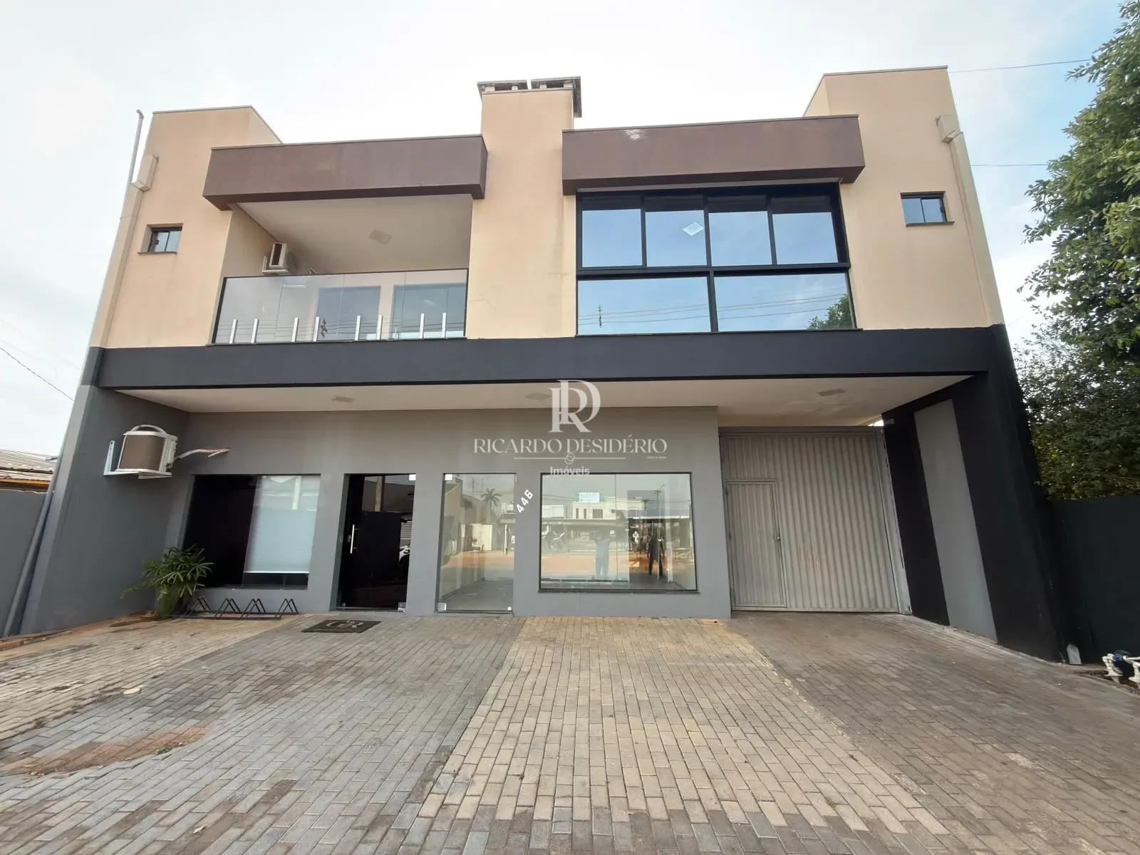 SOBRADO COM PONTO COMERCIAL